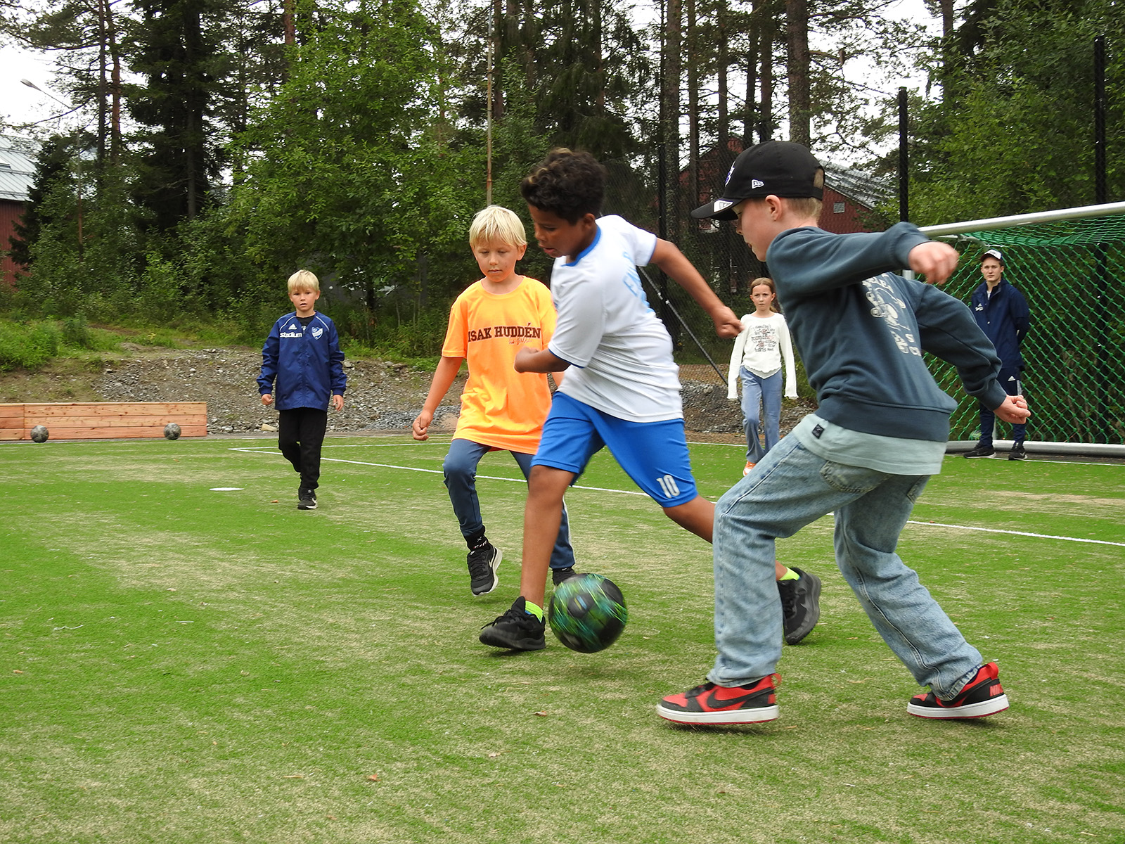 Multiarenan som ligger vid sidan av Tallkronanskolan och Kronanhallen invigdes under lördagen och blir en aktivitetsyta för spontanidrott. Under hösten färdigställs lekdelen vid arenan.