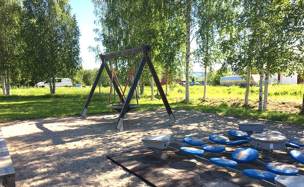 Gungställning med en kompisgunga. Framför syns blå plattor som det går att hoppa och balansera på.