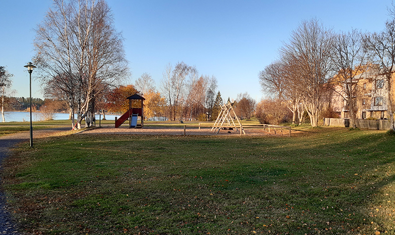 lekparken ligger i grönområdet vid vattnet. Har ett lektorn och gungor.