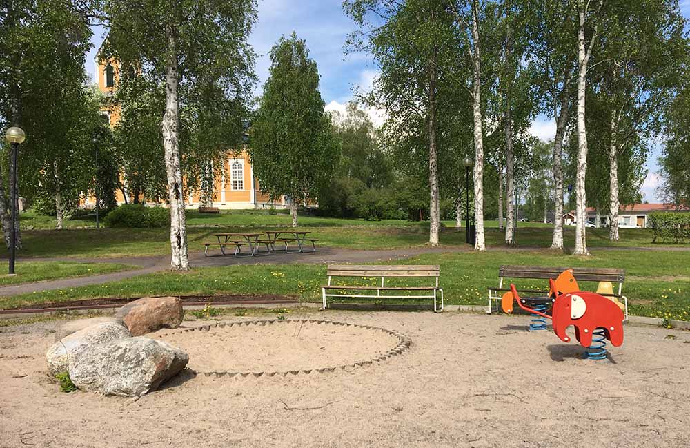 Gungleksaker och stora stena att leka med