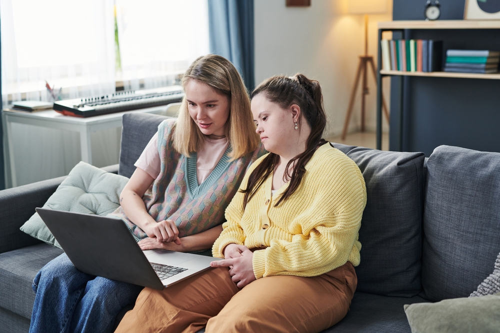 Två personer sitter vid en dator.