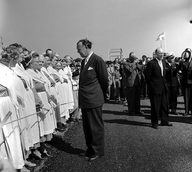 Prins Bertil samtalar med en grupp kvinnor i folkdräkter.