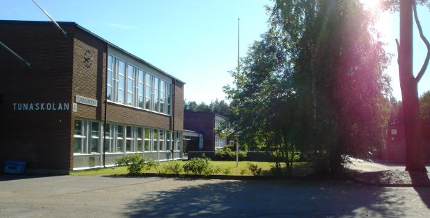 Utomhusbild av Tunaskolan där grundsärskolan i Luleå är belägen. På bilden syns även en del av skolans gård