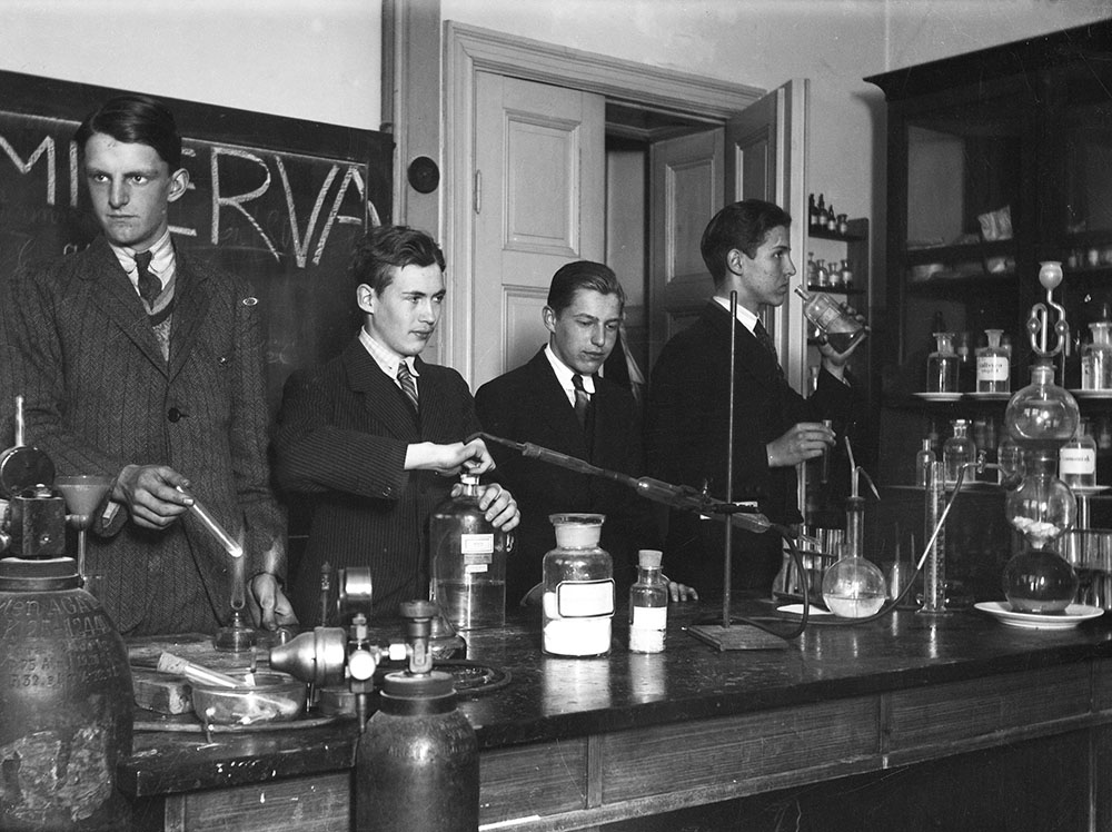Kemisal med läroverkselever på 1920-talet.