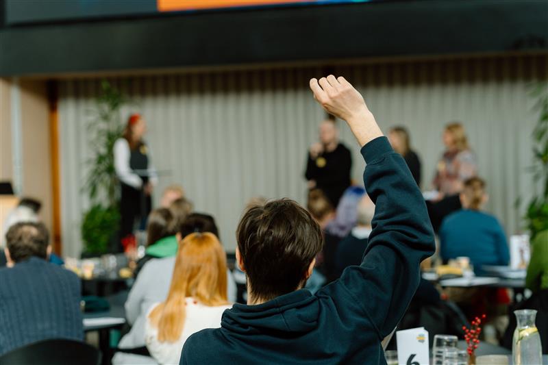 Kille räcker upp handen.