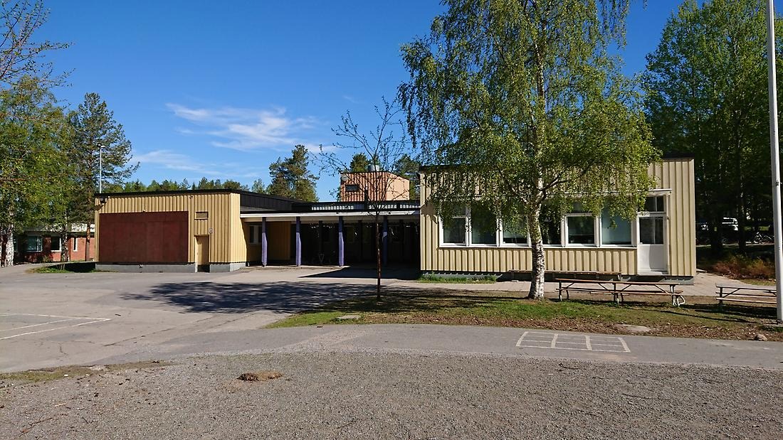 Utomhusbild Mandaskolan, en del av skolans gård