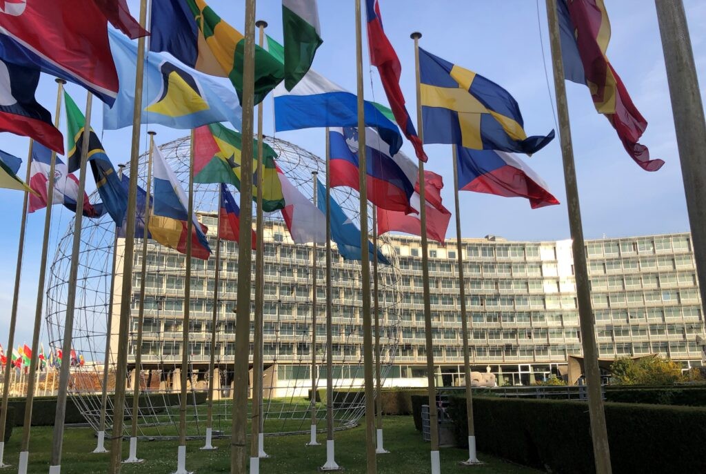 Olika länders flaggor på flaggstolpar vid Unescos högkvarter.Unescos högkvarter i Paris.