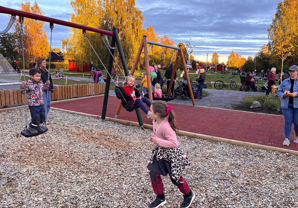 Lek- och klättertorn med rutschkana