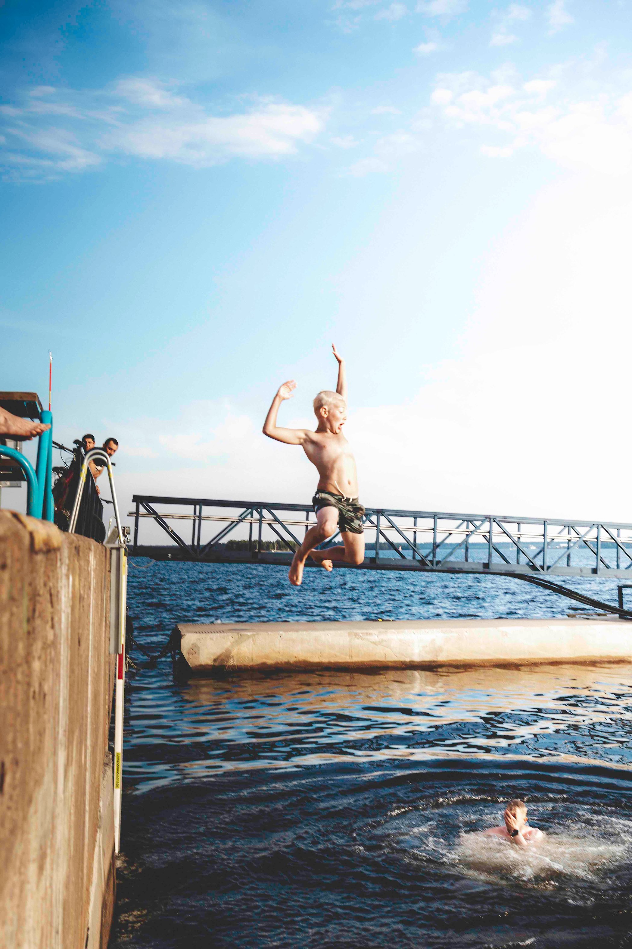 Barn som hoppar från kaj i Södra hamn