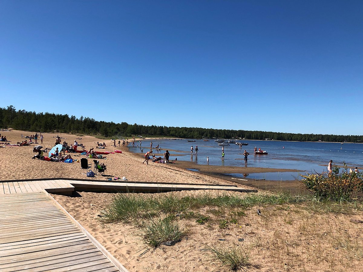 Tillgänglighetsanpassad ramp ner på stranden vid Klubbvikens havsbad på Sandön